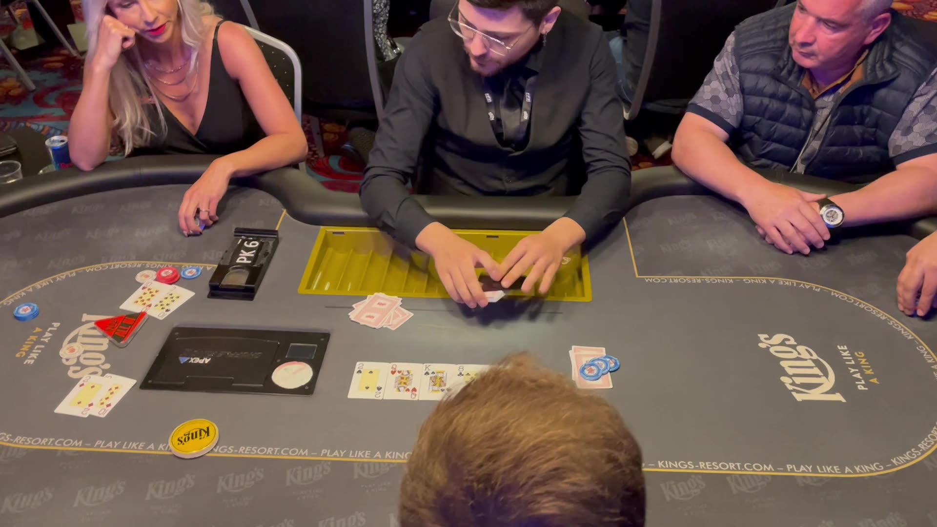 Blond lady wins Pokerhand 